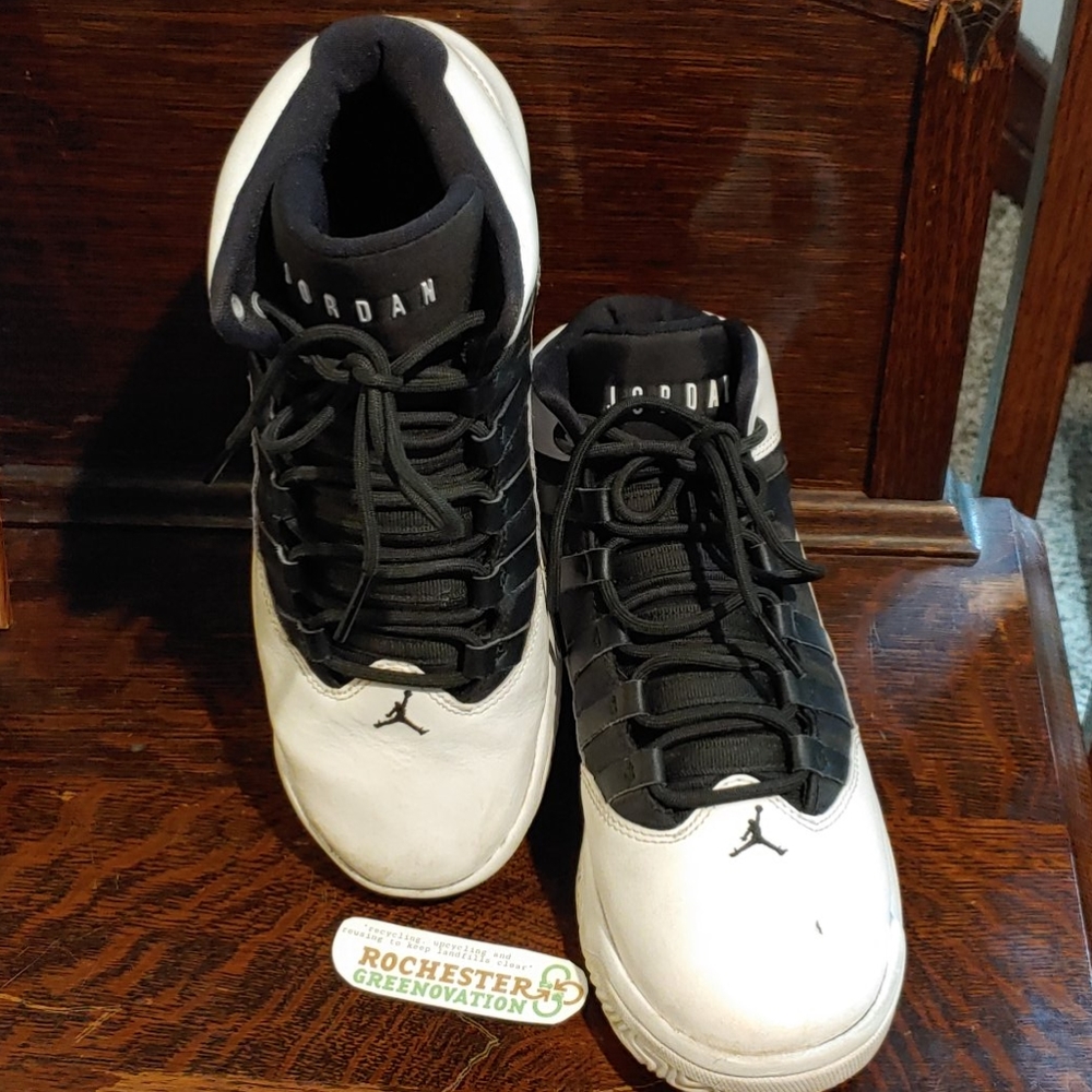 Jordan Max Aura White/Black Youth Sneakers